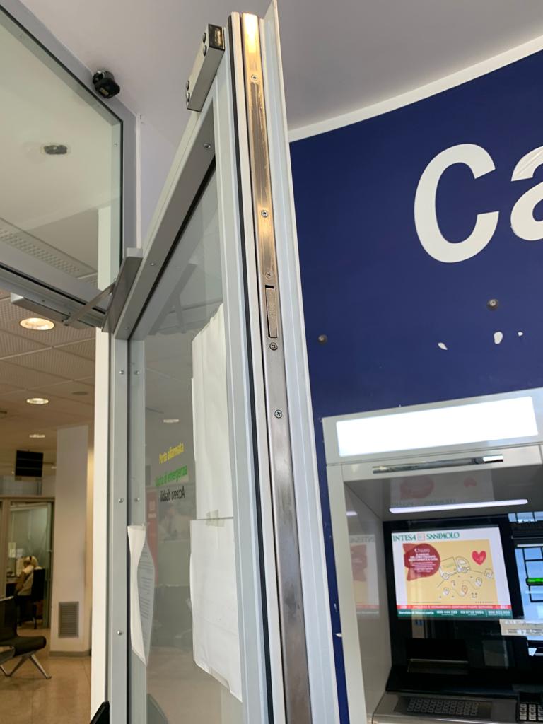 Installazione di controllo accessi su porta
